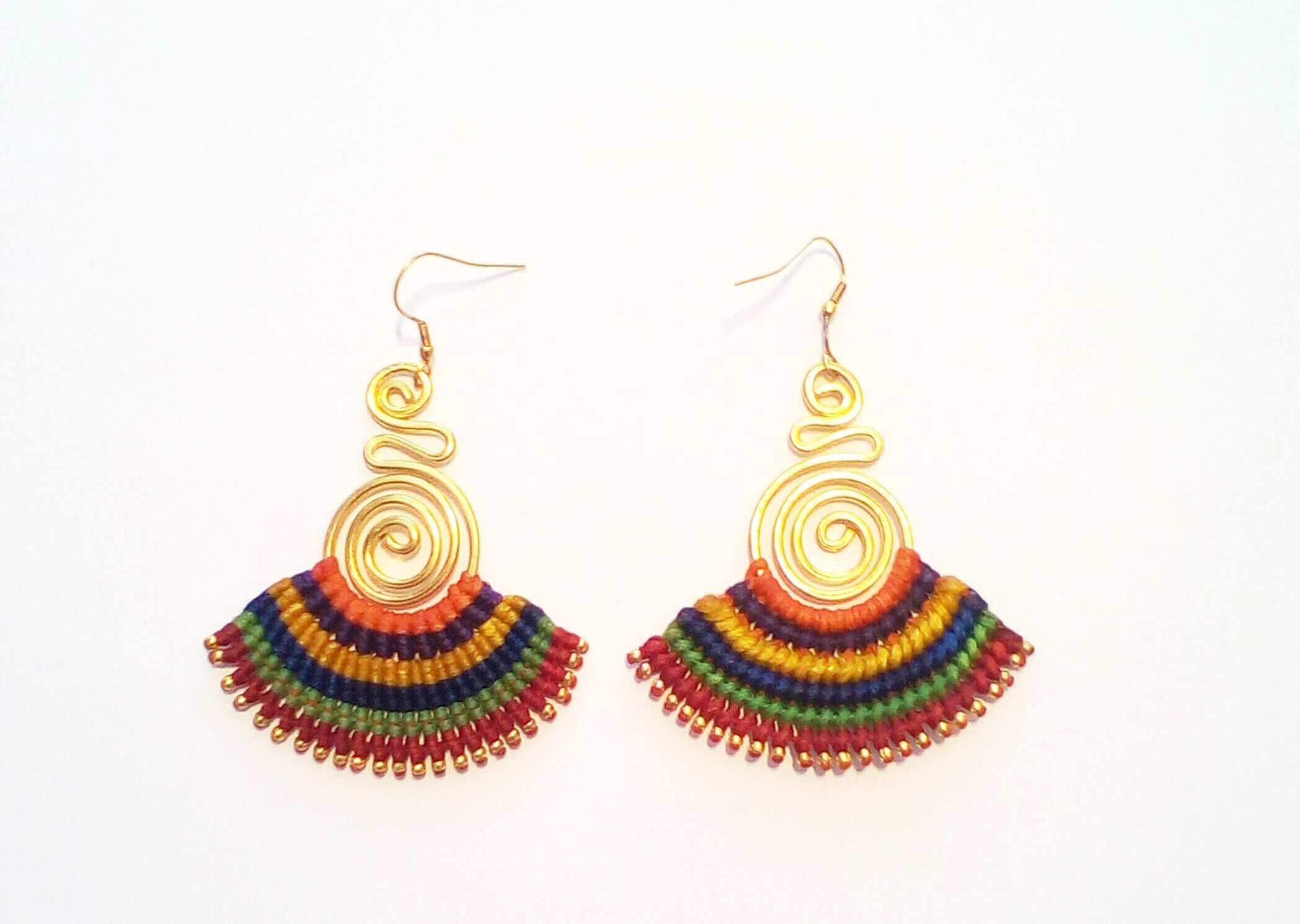 Boucles d'oreilles multicolores en forme d'éventail