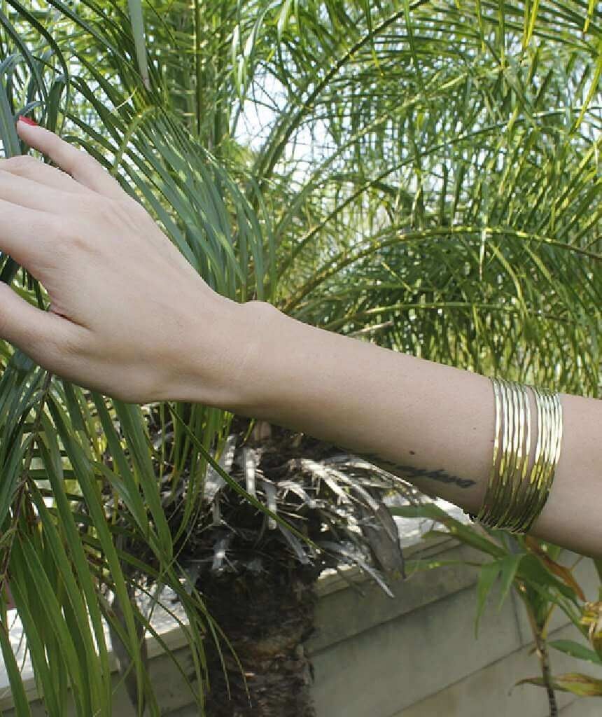 Brazalete de latón con varios hilos - Dorado grande
