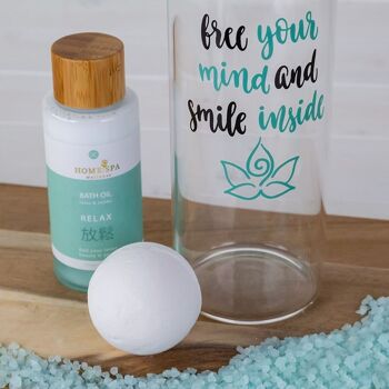 Ensemble de bain HOME SPA dans un coffret cadeau avec une bouteille d'eau en verre 4