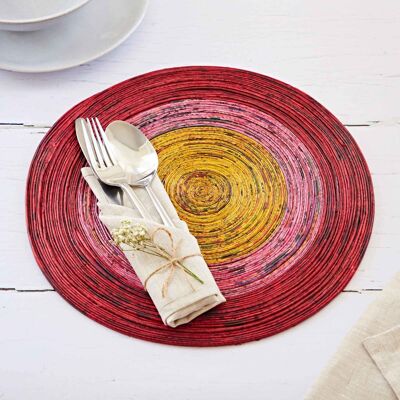 Großes rundes Tischset aus recyceltem Zeitungspapier – Rot/Rosa/Gelb
