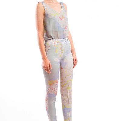 Narrow pants with a pastel colored pattern