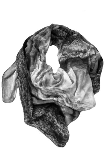 Foulard en soie motif glace gris 2