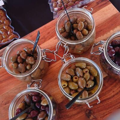 Assortiment 5 variétés d'olives * ce code particulier a cinq olives différentes ,cinq sacs sous vide différents de 250 grammes chacun. Le but est que le professionnel puisse le commander et le tester .une fois