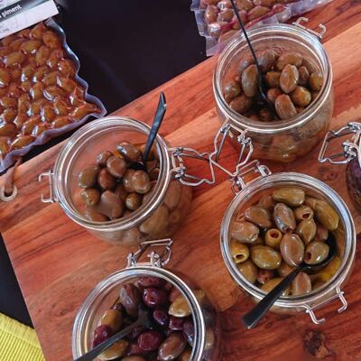 Assortiment 5 variétés d'olives * ce code particulier a cinq olives différentes ,cinq sacs sous vide différents de 250 grammes chacun. Le but est que le professionnel puisse le commander et le tester .une fois