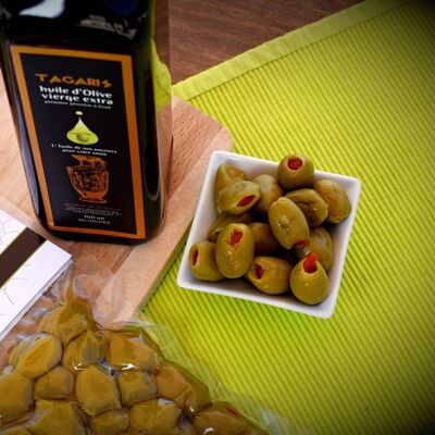 Grüne Oliven gefüllt mit Paprika