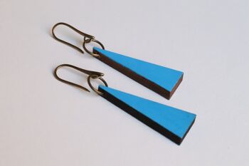 BOUCLES D'OREILLES EN BOIS TRIANGLE BLEU 1