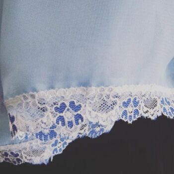 Écharpe en mousseline de soie bleu ciel avec bordure en dentelle florale 2