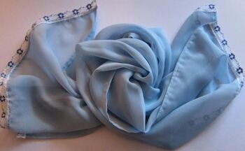 Écharpe en mousseline de soie bleu ciel avec bordure en dentelle florale 3