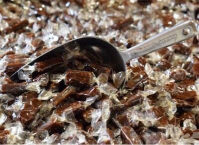 Caja de madera redonda Caramelo Chocolate-Avellanas 50g