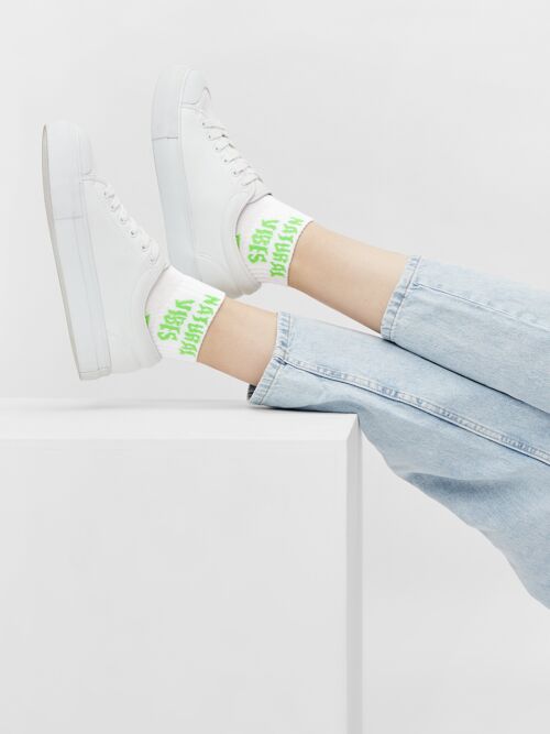 Kurze Bio-Socken - Weiße Sneaker Socken mit neongrünem Schriftzug, Natural Vibes