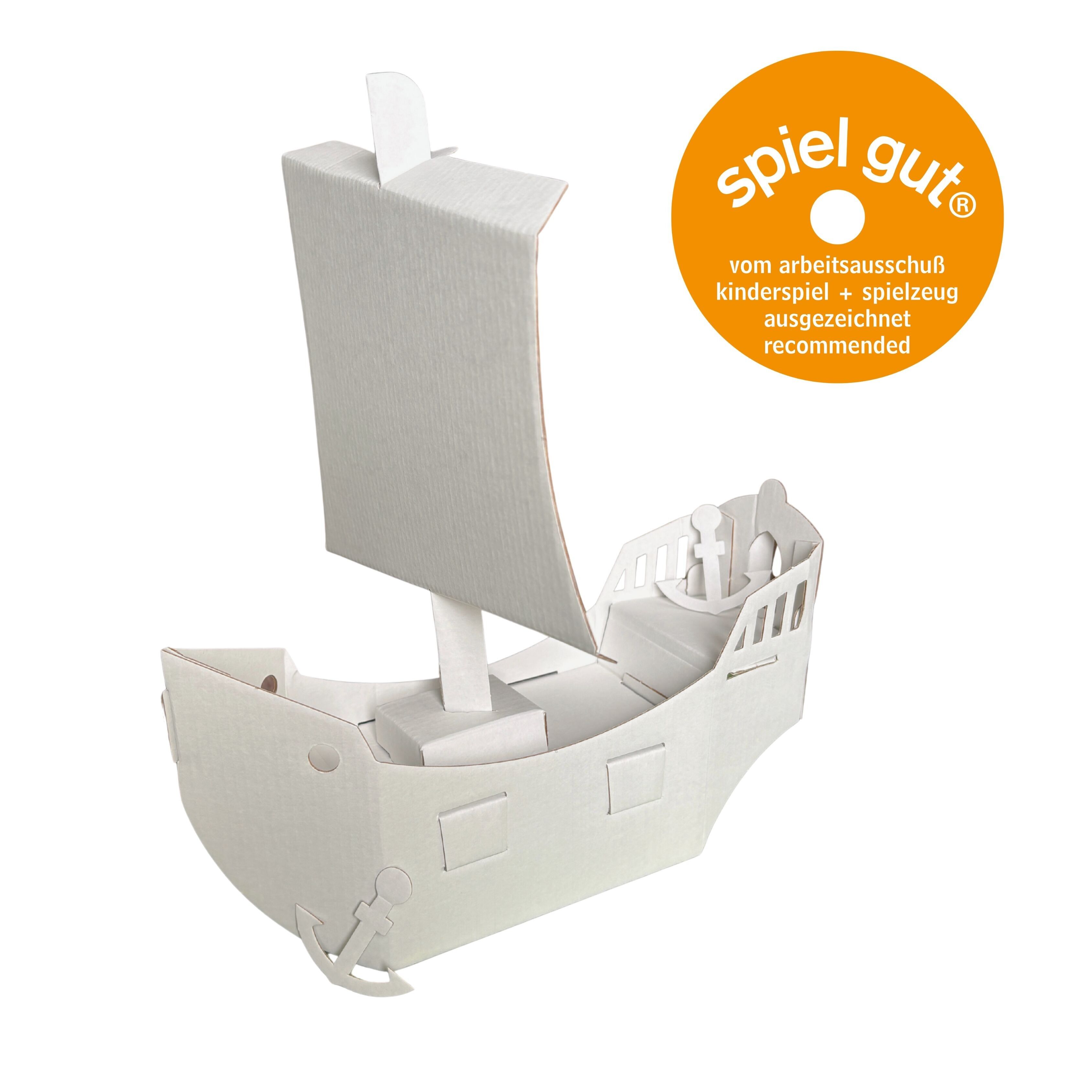 Petit bateau pirate en carton ondulé blanc pour le bricolage