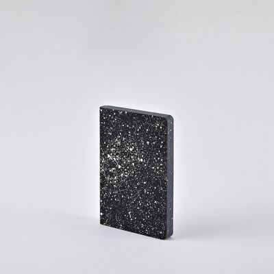Voie Lactée - Graphique S | carnet nuuna A6 | Journal pointillé | Grille de points de 2,5 mm | 176 pages numérotées | Papier premium 120g | cuir noir | produit durablement en Allemagne