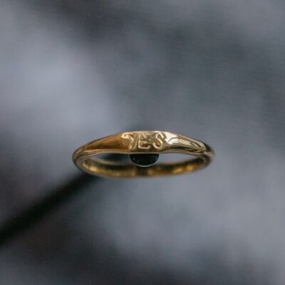 Delicato anello "SI" in oro 9kt