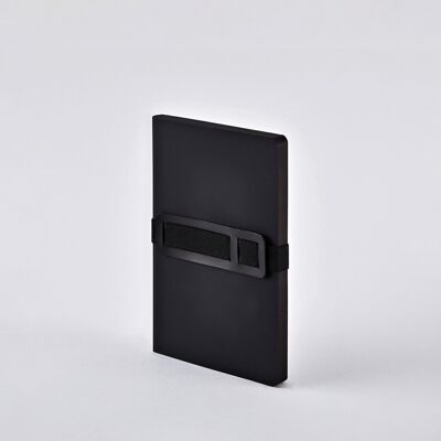 Voyager M - Noir | Cahier A5 | Journal pointillé | Grille de points de 3,5 mm | 176 pages numérotées | Papier premium 120g | cuir noir | avec support pour stylo et smartphone | produit en Allemagne