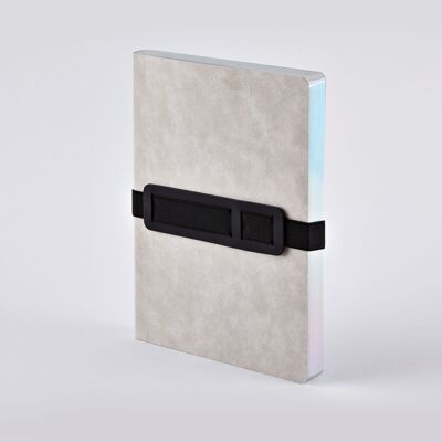Voyager L - Gris | Cahier A5+ | Journal pointillé | Grille de points de 3,5 mm | 256 pages numérotées | Papier premium 120g | matériau d'étiquette de jeans gris avec coupe de couleur holographique | avec support pour stylo et smartphone | produit en Allemagne
