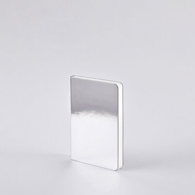 Shiny Starlet S - Silber | nuuna Notizbuch A6 | Dotted Journal | 2,5mm Punktraster | 176 nummerierte Seiten | 120g Premium-Papier | Metallic-Effekt | nachhaltig produziert in Deutschland