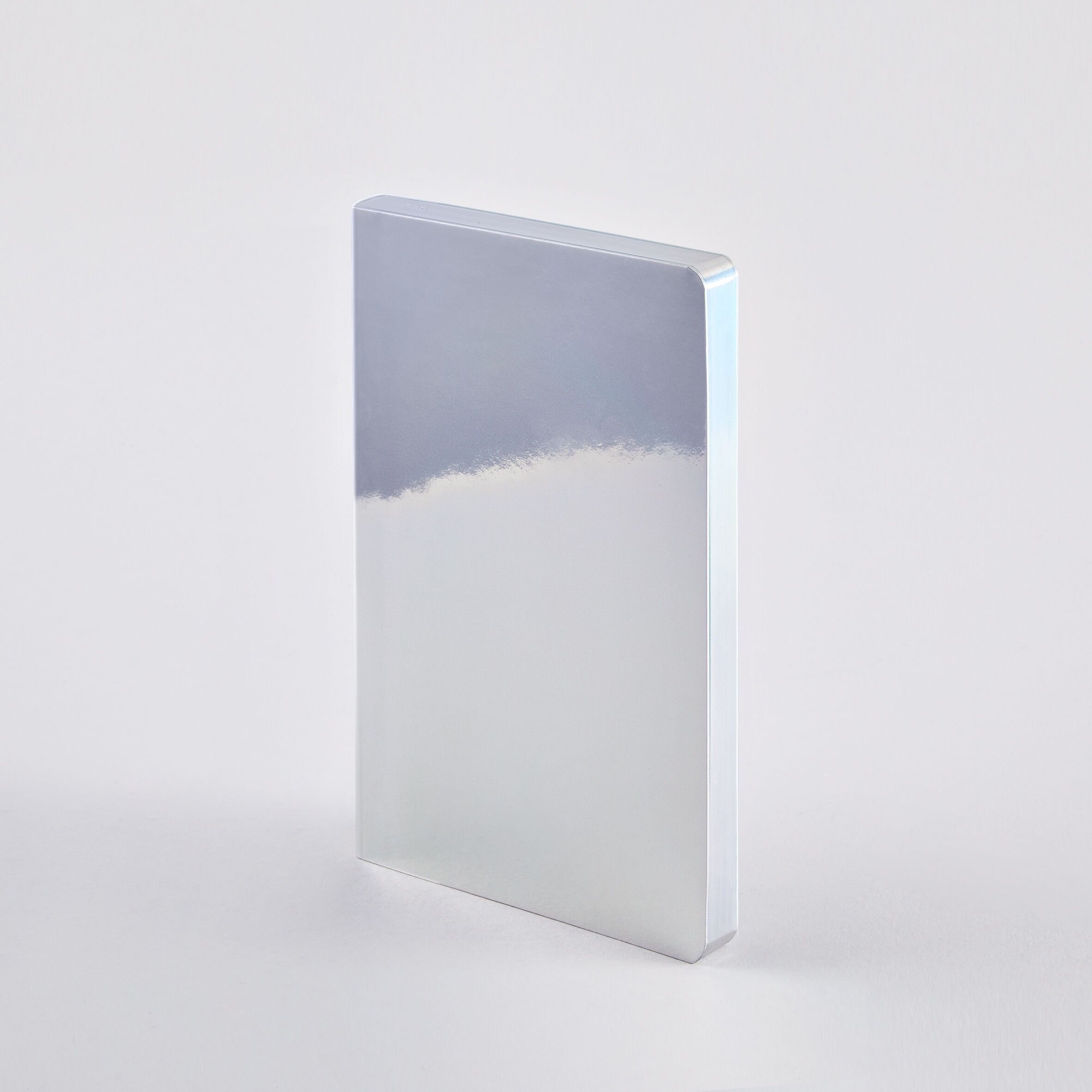 Chrome fluide - M Chrome fluide - M | nuuna Carnet A5 | Journal pointillé | Grille de points de 3,5 mm | 176 pages numérotées | Papier premium 120g | cuir synthétique argent | couverture holographique | végétalien | produit durablement en Allemagne