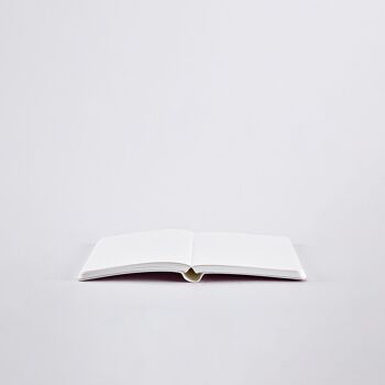 Perle S - Rose | carnet nuuna A6 | Journal pointillé | Grille de points de 2,5 mm | 176 pages numérotées | Papier premium 120g | couverture holographique | produit durablement en Allemagne 5