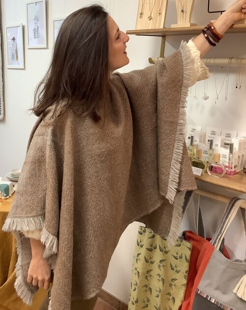 Poncho en laine d'Alpaga Caramel. Magdalena Le Blanc.