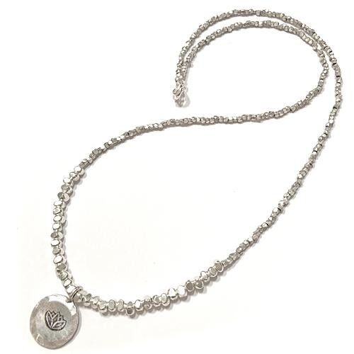 Collana in argento con loto, corta