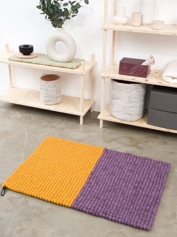 Tapis boule feutre contraste - jaune ocre / violet - 70 x 100 cm