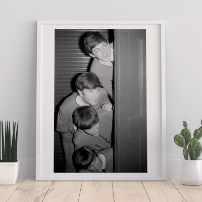 Die Beatles gucken um eine Tür herum – 11 x 14 Zoll Premium-Kunstdruck