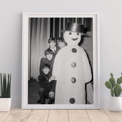 I Beatles con un pupazzo di neve - Stampa artistica premium 11 x 14".