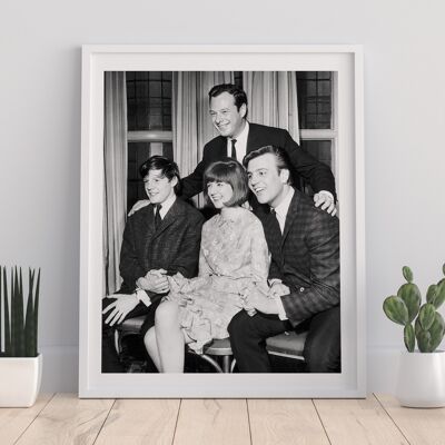 The Beatles Manager - Brian Epstein con familia Lámina artística
