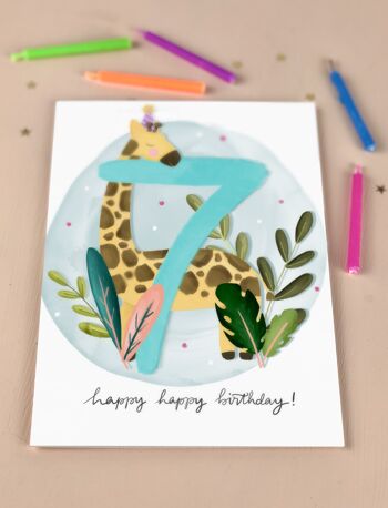 Septième anniversaire de la girafe de la carte d'anniversaire de l'enfant sept 1