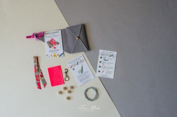 Kit créatif  "Crée ton porte clés". Pochette grise et pompon rose 3