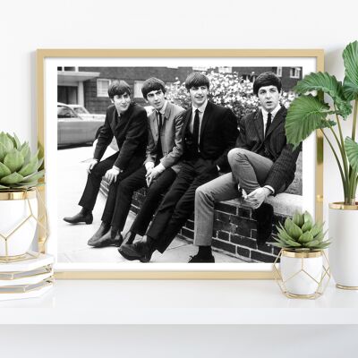 The Beatles – Sat On Wall – Premium-Kunstdruck im Format 11 x 14 Zoll