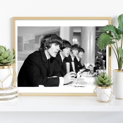Die Beatles - George Harrison bei der Pressekonferenz Kunstdruck