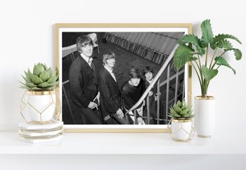 Les Beatles debout dans les escaliers - 11X14" Premium Art Print