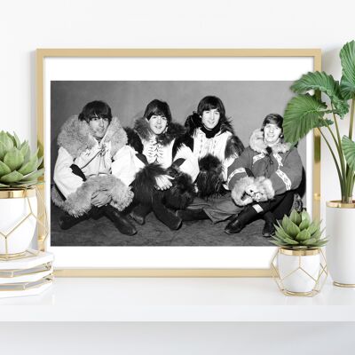 Die Beatles - Sitzen in Pelzmänteln - Premium-Kunstdruck