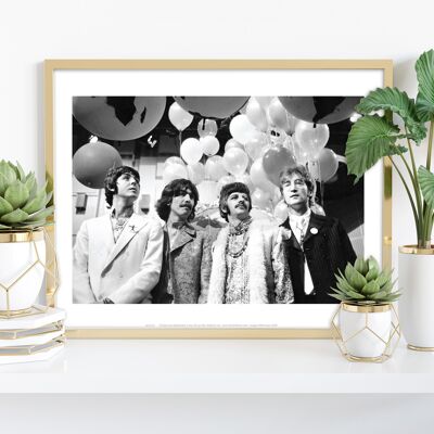 Les Beatles tenant des ballons - 11X14" Premium Art Print