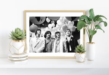Les Beatles tenant des ballons - 11X14" Premium Art Print