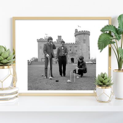 George Harrison y John Lennon jugando croquet Lámina artística