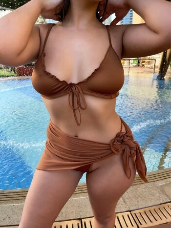 Ensemble 4 pièces SWIM Chocolate - haut de bikini froncé, bas de bikini string, sarong transparent à nouer sur le côté et chouchou soyeux 1