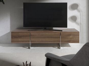 Meuble TV avec structure en bois plaqué noyer avec deux portes et deux tiroirs et pieds en acier inoxydable chromé, modèle 3045 6