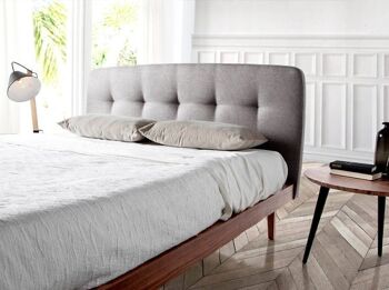 Lit avec cadre en bois plaqué noyer et tête de lit rembourrée en tissu, cadre de lit multi-lattes en pin inclus, modèle 7013 7