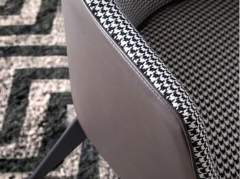 Fauteuil recouvert de tissu à imprimé pied-de-poule et bordure noire, Dossier recouvert de similicuir marron foncé, Structure avec pieds en acier peint en noir, modèle 5011 5