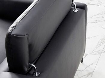 Canapé 2 places recouvert de cuir de vachette noir avec structure en bois de pin naturel et appuis-tête articulés indépendants, pieds en acier massif peint en époxy noir, modèle 6058 9