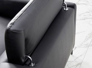 Canapé chaise longue (R) recouvert de cuir de vachette noir avec structure en bois de pin naturel et appuis-tête articulés indépendants, pieds en acier massif peint en époxy noir, modèle 6041 6