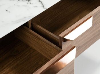 Table basse avec structure en bois plaqué noyer avec plateau en fibre de verre effet marbre calacatta et tiroirs avec poignées en acier couleur cuivre, modèle 2046 8
