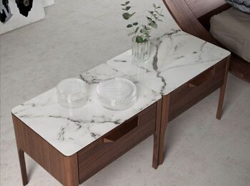Table de chevet en bois plaqué noyer et plateau en fibre de verre effet marbre calacatta avec tiroir, poignée en acier couleur cuivre, modèle 7038 4