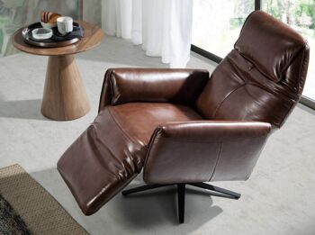 Fauteuil pivotant avec deux mécanismes relax électriques indépendants, recouvert de cuir de vachette avec structure intérieure en bois de pin et base en acier massif peint en époxy noir, modèle 5056 7