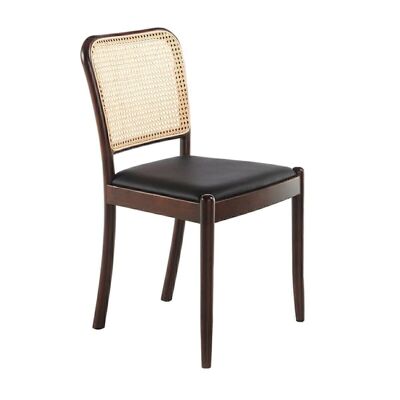 Stuhl aus massivem Eschenholz, in Nussbaumfarbe lackiert, mit Sitz aus schwarzem Kunstleder und Rückenlehne aus Rattannetz, Sitz gefüllt mit eingespritztem Polyetherschaum mit einer Dichte von 25 kg/m3, Modell 4094