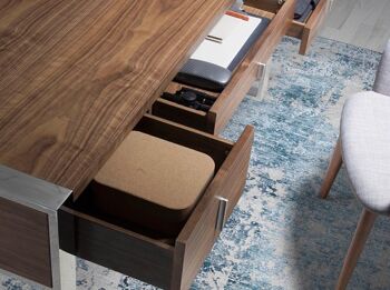 Bureau avec plateau et tiroirs frontaux en bois plaqué noyer, poignées en PVC gris et pieds en acier inoxydable chromé, modèle 3135 6