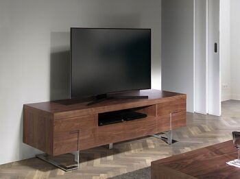 Meuble TV en bois plaqué noyer naturel avec un tiroir central et deux meubles latéraux en noyer, détails et pieds en acier inoxydable chromé, modèle 3222 5