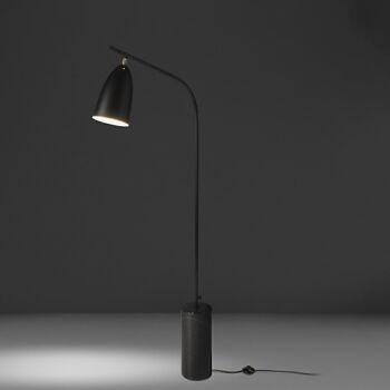 Lampadaire avec un socle en marbre de porcelaine nero marquina similaire, abat-jour orientable, corps et abat-jour en acier inoxydable noir, modèle 8051 4